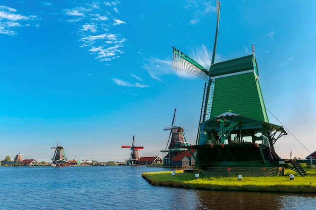 Pintoresco paisaje rural con molinos de viento en Zaanse Schans cerca del río, Holanda, Países Bajos