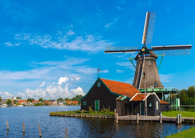 Pintoresco paisaje rural con molinos de viento en Zaanse Schans cerca del río, Holanda, Países Bajos