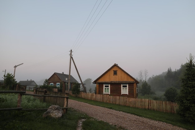 Pintoresco paisaje rural de verano con una casa de campo de madera