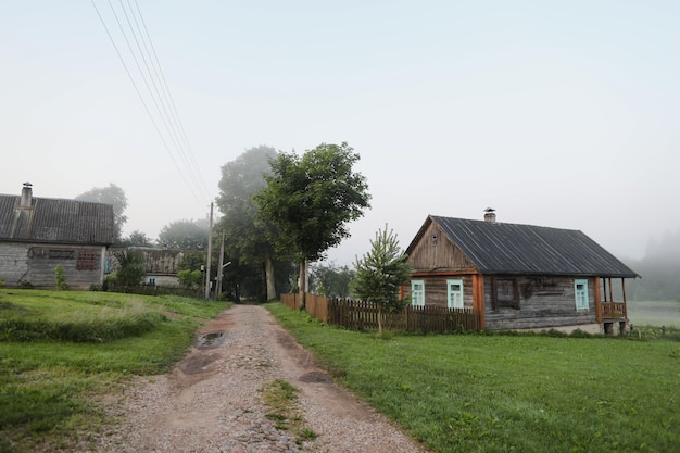 Pintoresco paisaje rural de verano con una casa de campo de madera