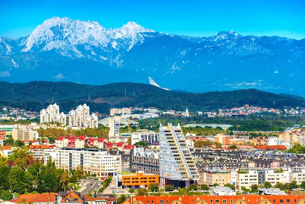 Pintoresco paisaje urbano de Ljubljana con montañas al fondo, Eslovenia