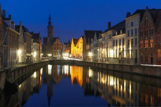 Pintoresco paisaje urbano nocturno con vistas a Spiegelrei y Jan van Eyckplein en Brujas, Bélgica