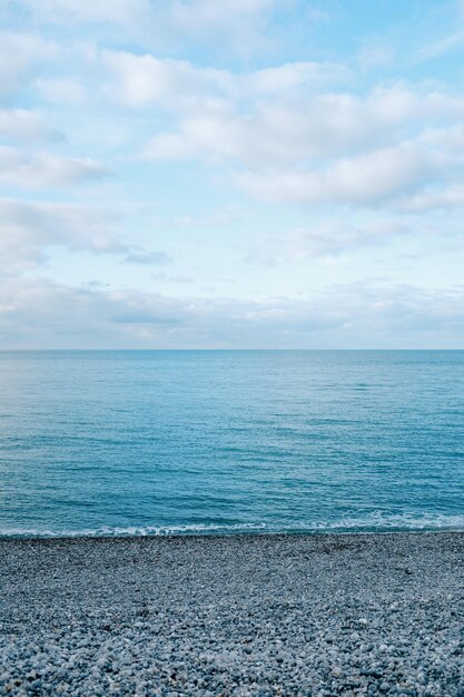 Pintoresco paisaje de un vasto mar azul pacífico bajo un cielo tranquilo y nublado interminable durante el día Foto