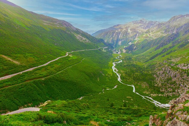 Pintoresco paisajeFurka Pass en los Alpes suizos en verano