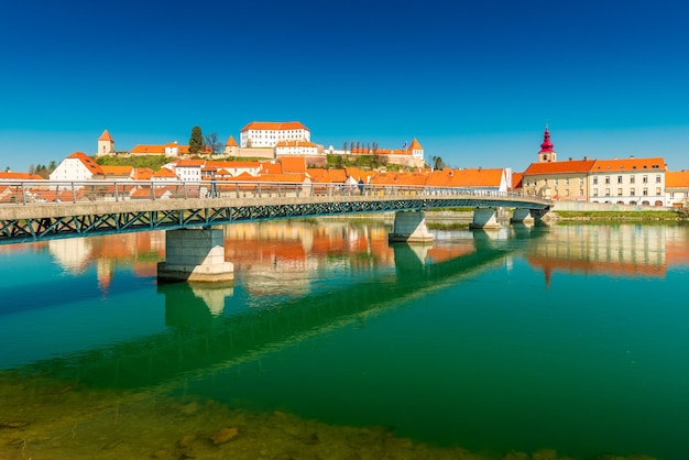 Pintoresco panorama de la antigua ciudad eslovena de Ptuj, Eslovenia