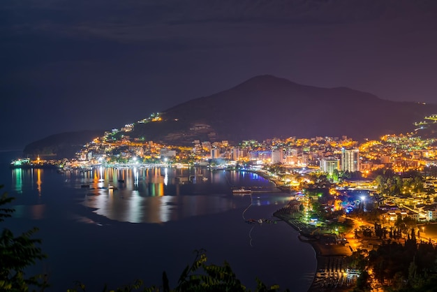 Un pintoresco panorama de la ciudad nocturna desde la cima de la montaña.