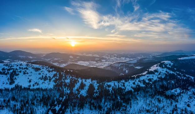 Pintoresco panorama invernal de colinas de montaña