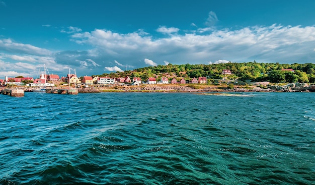 Pintoresco pequeño pueblo de Gudhjem en Bornholm, Dinamarca