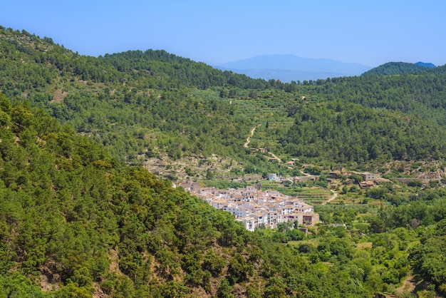 Pintoresco pueblo blanco en el campo de Ain Comunidad Valenciana España