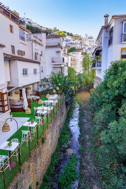 Pintoresco pueblo de casas blancas con riachuelo que serpentea junto a las casas construidas a su alrededor Setenil de las Bodegas Cadiz