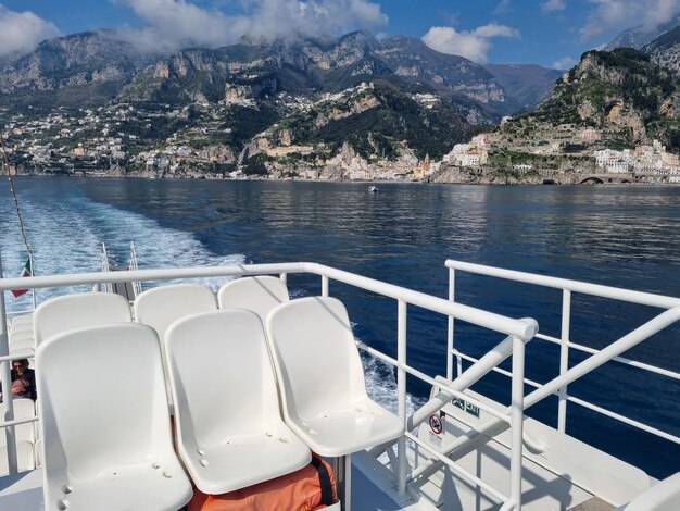 Un pintoresco pueblo histórico en la famosa costa de Amalfi visto desde un ferry turístico