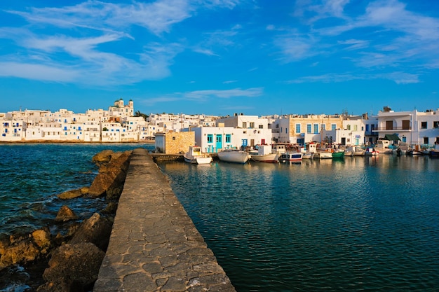 Pintoresco pueblo de naousa en la isla de paros grecia