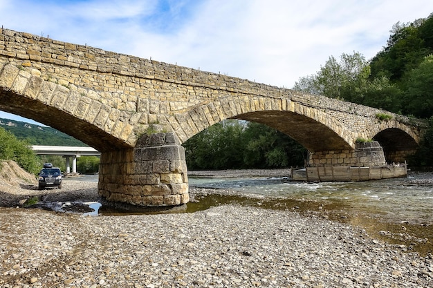 Pintoresco puente de piedra de Dakhovsky sobre el río Dakh Adygea Rusia 2021