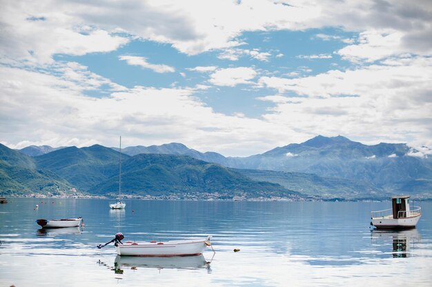 Pintoresco puerto con barcos y yates. Montenegro.