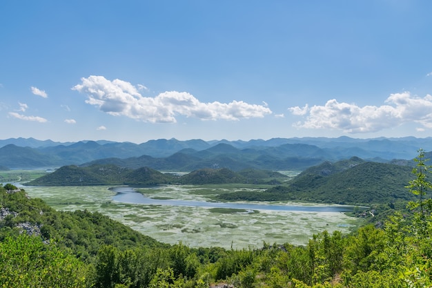 El pintoresco río Crnojevic fluye entre las montañas.