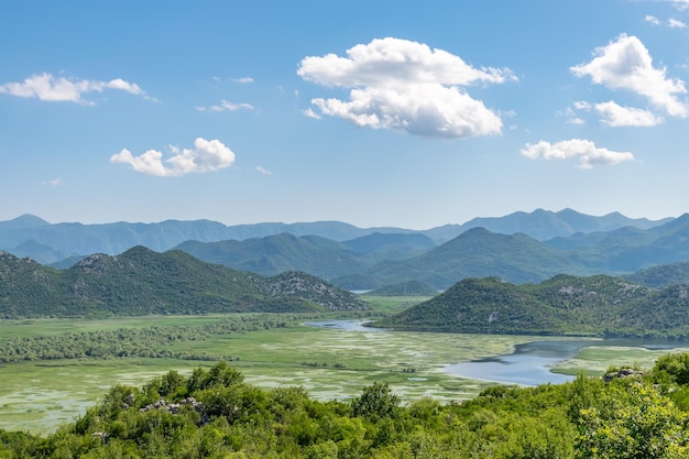 El pintoresco río Crnojevic fluye entre las montañas.