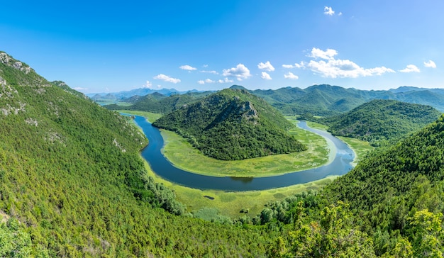 El pintoresco río serpentea entre verdes montañas.