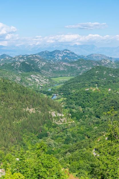 El pintoresco río serpentea entre verdes montañas.