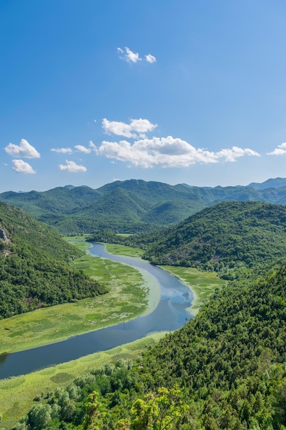 El pintoresco río serpentea entre verdes montañas.