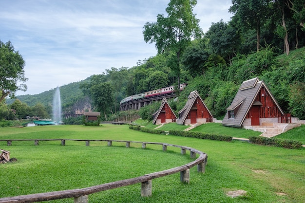 Pintoresco suan sai yok, río kwai cebin resort con tren en la historia del ferrocarril de la segunda guerra mundial en la cueva de tham krasae, kanchanaburi, tailandia