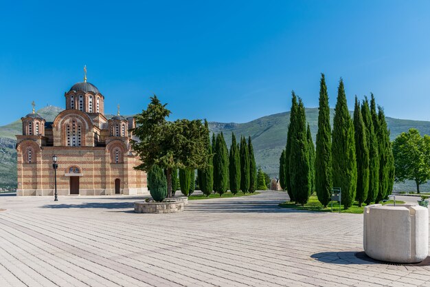 Un pintoresco templo antiguo ortodoxo en Trebinje. Bosnia y Herzegovina.