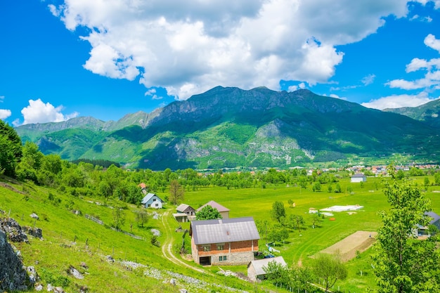 En un pintoresco valle entre las montañas hay un pequeño pueblo