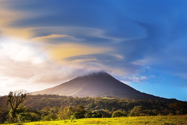 Pintoresco volcán Arenal en Costa Rica, Centroamérica