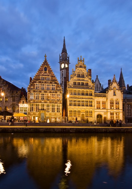 Pintorescos edificios medievales en "Graslei Harbour" en la noche, Gante, Bélgica