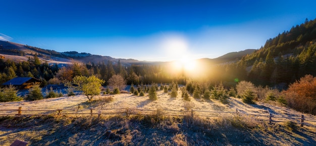 Pintorescos paisajes de montaña cerca del pueblo de dzembronya en ucrania en las montañas de los cárpatos