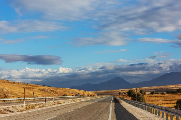 Foto pintorescos paisajes rurales en turquía. otoño.