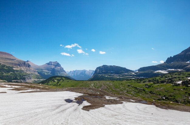 Pintorescos picos rocosos del Parque Nacional Glacier, Montana, EE.