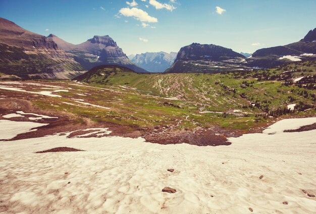 Pintorescos picos rocosos del Parque Nacional Glacier, Montana, EE.