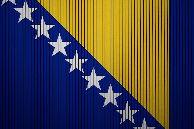 Pintou a bandeira nacional da Bósnia e Herzegovina em uma parede de concreto