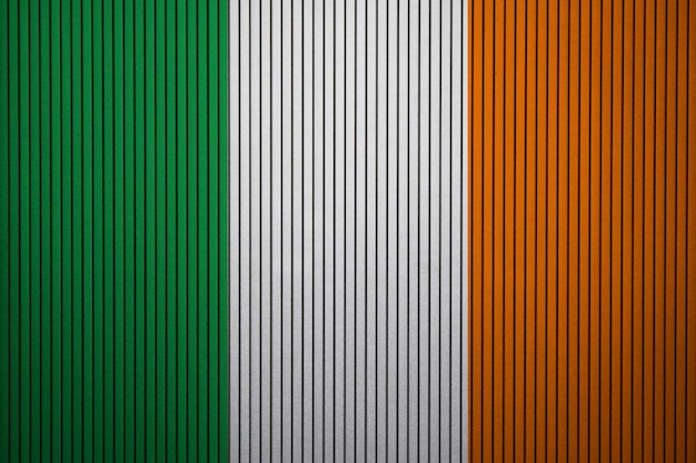 Pintou a bandeira nacional da Irlanda em uma parede de concreto