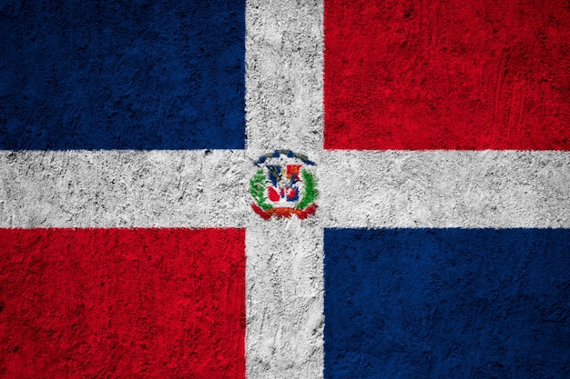 Pintou a bandeira nacional da república dominicana em uma parede de concreto