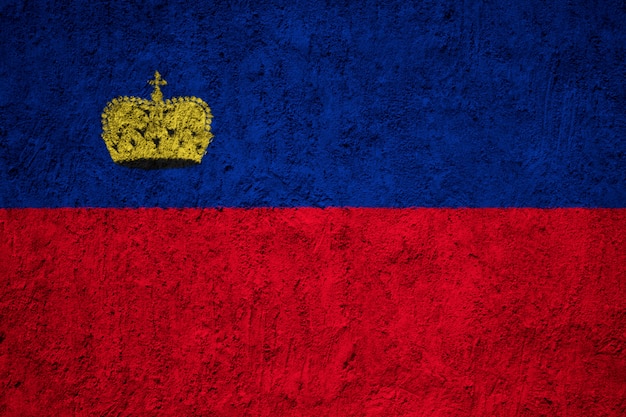 Pintou a bandeira nacional do Liechtenstein em uma parede de concreto