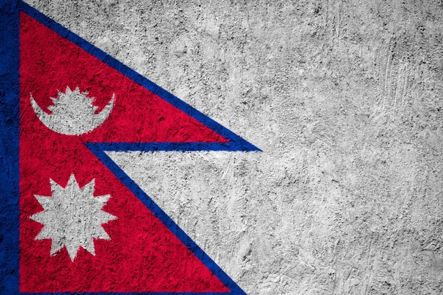 Pintou a bandeira nacional do Nepal em uma parede de concreto