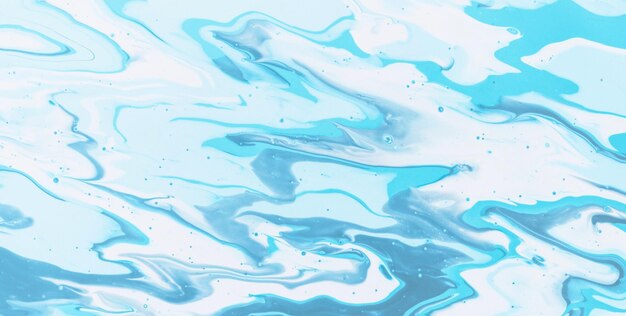 una pintura abstracta azul y blanca del agua