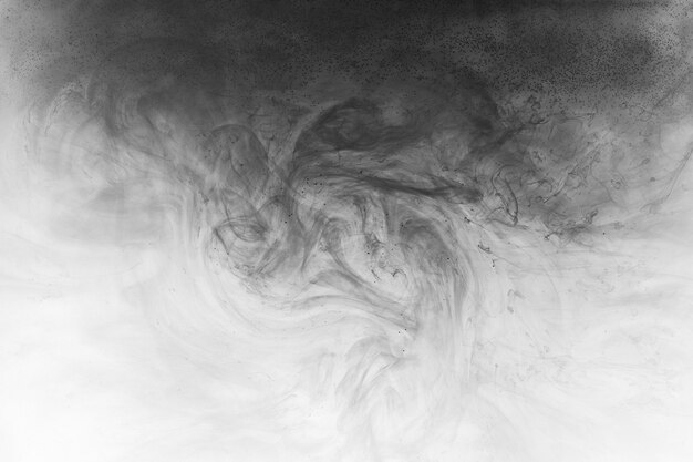 Pintura abstracta en el fondo del agua. Nube de humo negro en movimiento sobre blanco, salpicaduras de acrílico en forma de remolino