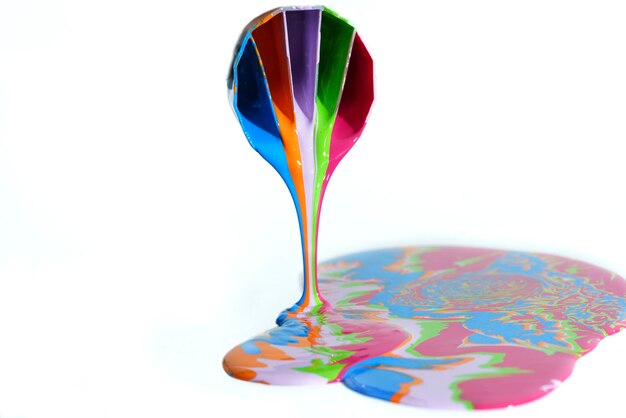pintura abstracta varias corrientes de pintura que fluyen hacia abajo desde arriba y se mezclan en la parte inferior