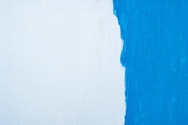 Pintura abstrata de cor azul com um pincel e texturas de linhas de desenho de cor de óleo de cor de água em tela branca