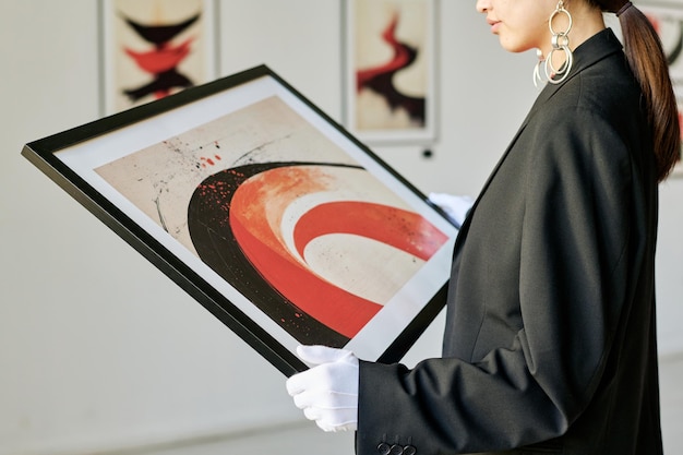 Pintura abstrata emoldurada em uma galeria de arte