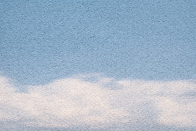Pintura de acuarela sobre papel con textura. Panorama de cielo azul con nubes blancas. Concepto de cielo de primavera de verano. Fondo para fondos de texturas y diseño de banners web