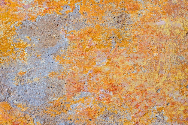 Pintura amarilla sobre muro de hormigón. Fondo abstracto. Textura de pared vieja. Superficie rugosa de estuco.
