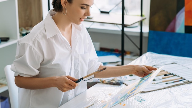 Pintura aprendendo mulher de classe de arte com obras de arte