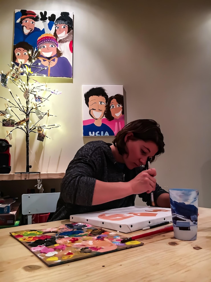Foto pintura de artista a bordo en una mesa de madera