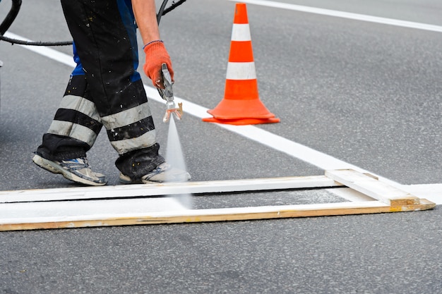 Pintura de una carretera con un pulverizador.