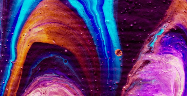 Una pintura colorida con una gota de agua en el medio.