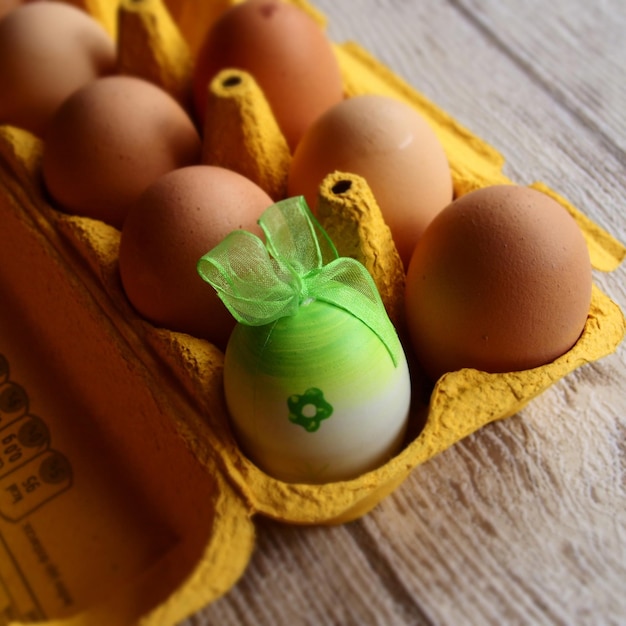 Pintura colorida de Pascua en un recipiente ecológico