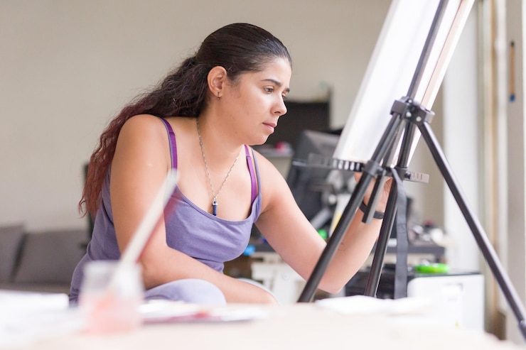 Foto pintura concentración e inspiración para el bienestar mental mujer venezolana sudamericana